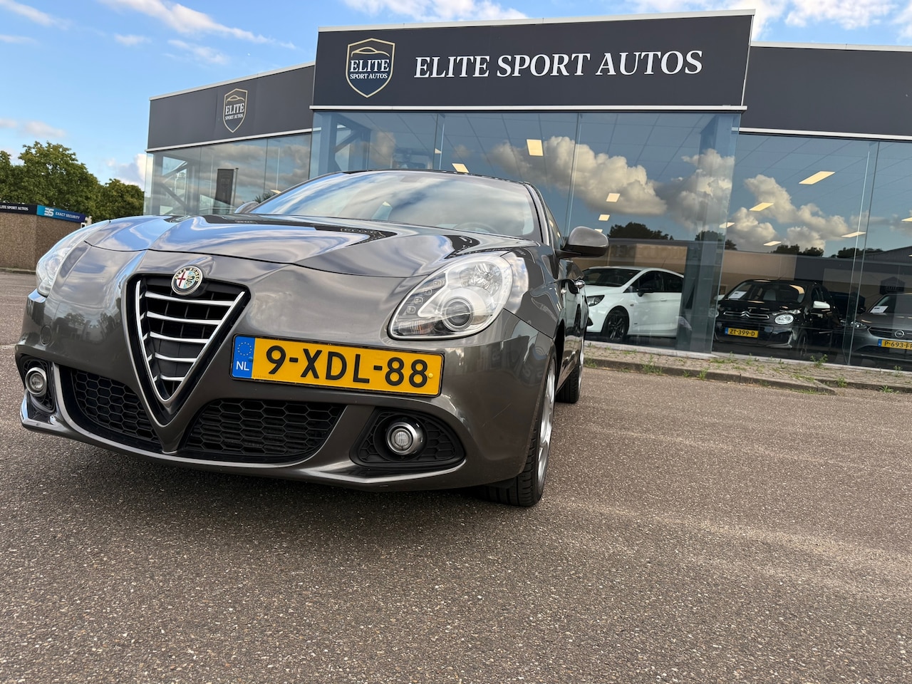 Alfa Romeo Giulietta - 1.4 T Distinctive Lusso I Automaat II Navi I - AutoWereld.nl