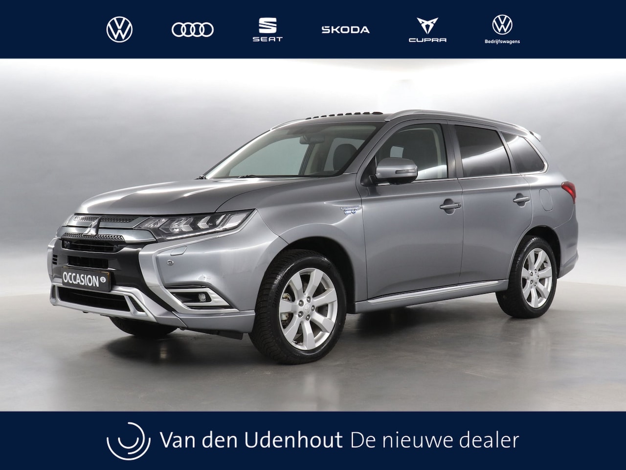 Mitsubishi Outlander - 2.4 PHEV Intense+ / Navigatie / Schuif/kanteldak / Camera / Trekhaak - AutoWereld.nl