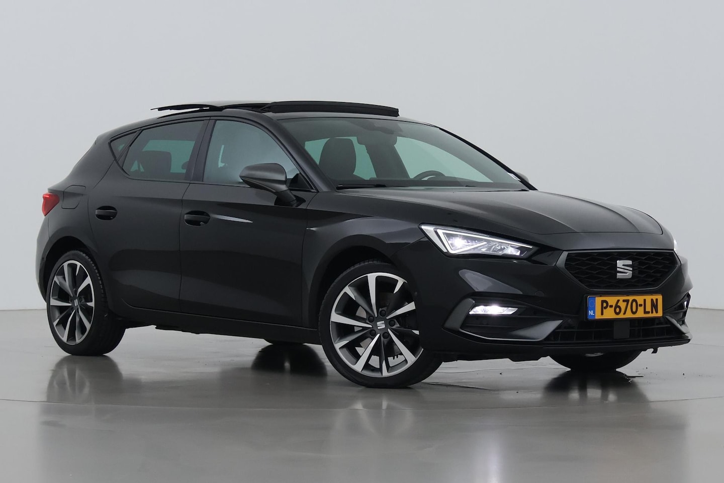 SEAT Leon - 1.4 TSI eHybrid PHEV FR | ACC | Panoramadak | Stuurverwarming | Camera | Keyless | 18 Inch - AutoWereld.nl