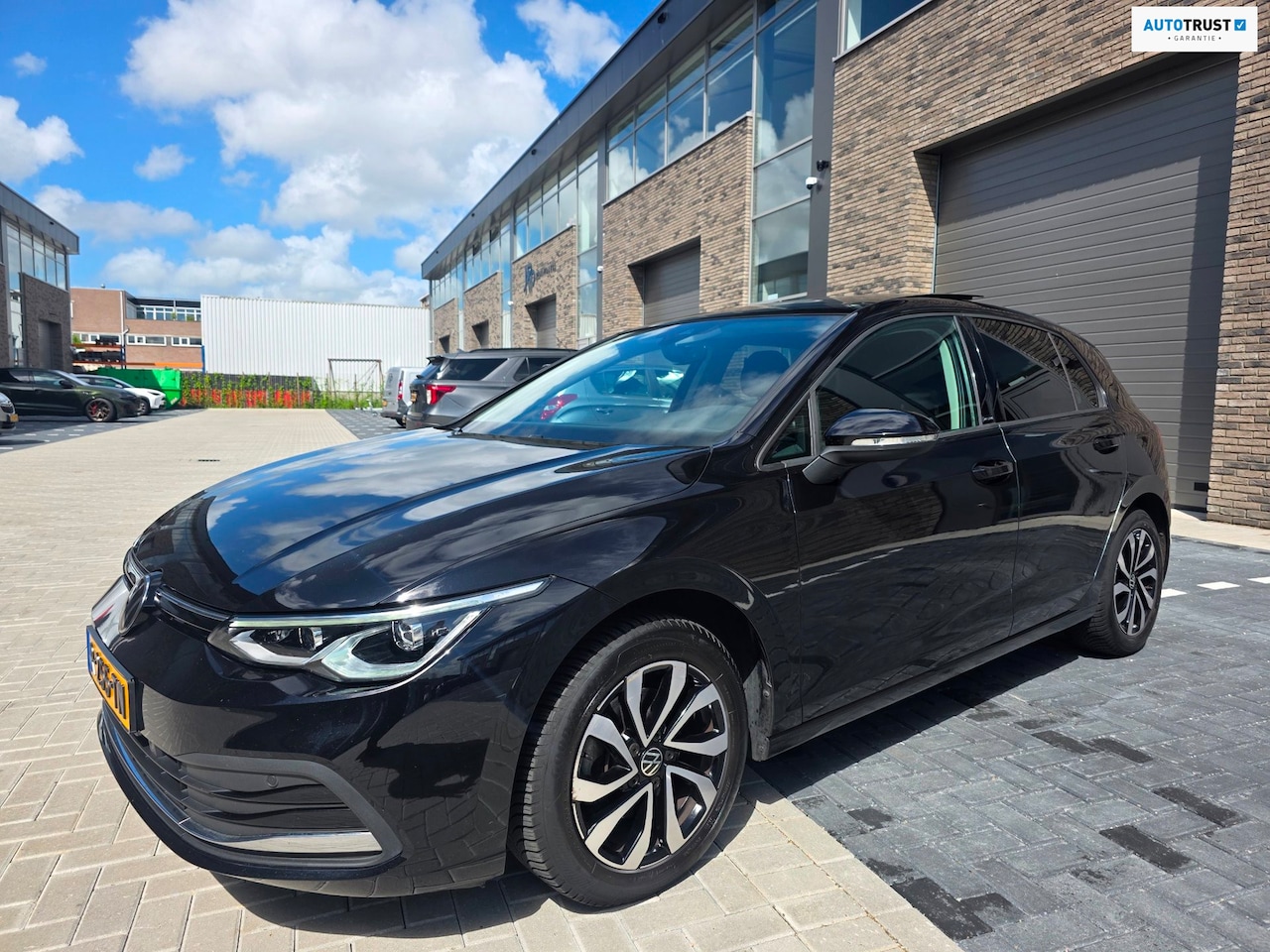 Volkswagen Golf - 1.5 eTSI Active Automaat/ Panoramadak - AutoWereld.nl