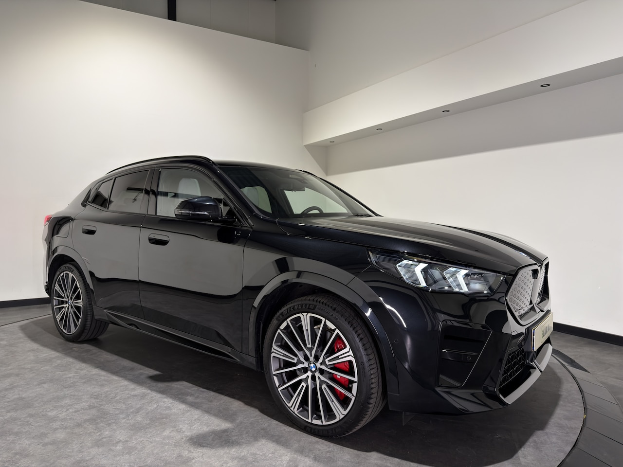 BMW iX2 - eDrive20 67 kWh M Sport Edition | Panoramadak | Leder | Premiumpakket | ACC | LED adaptief - AutoWereld.nl
