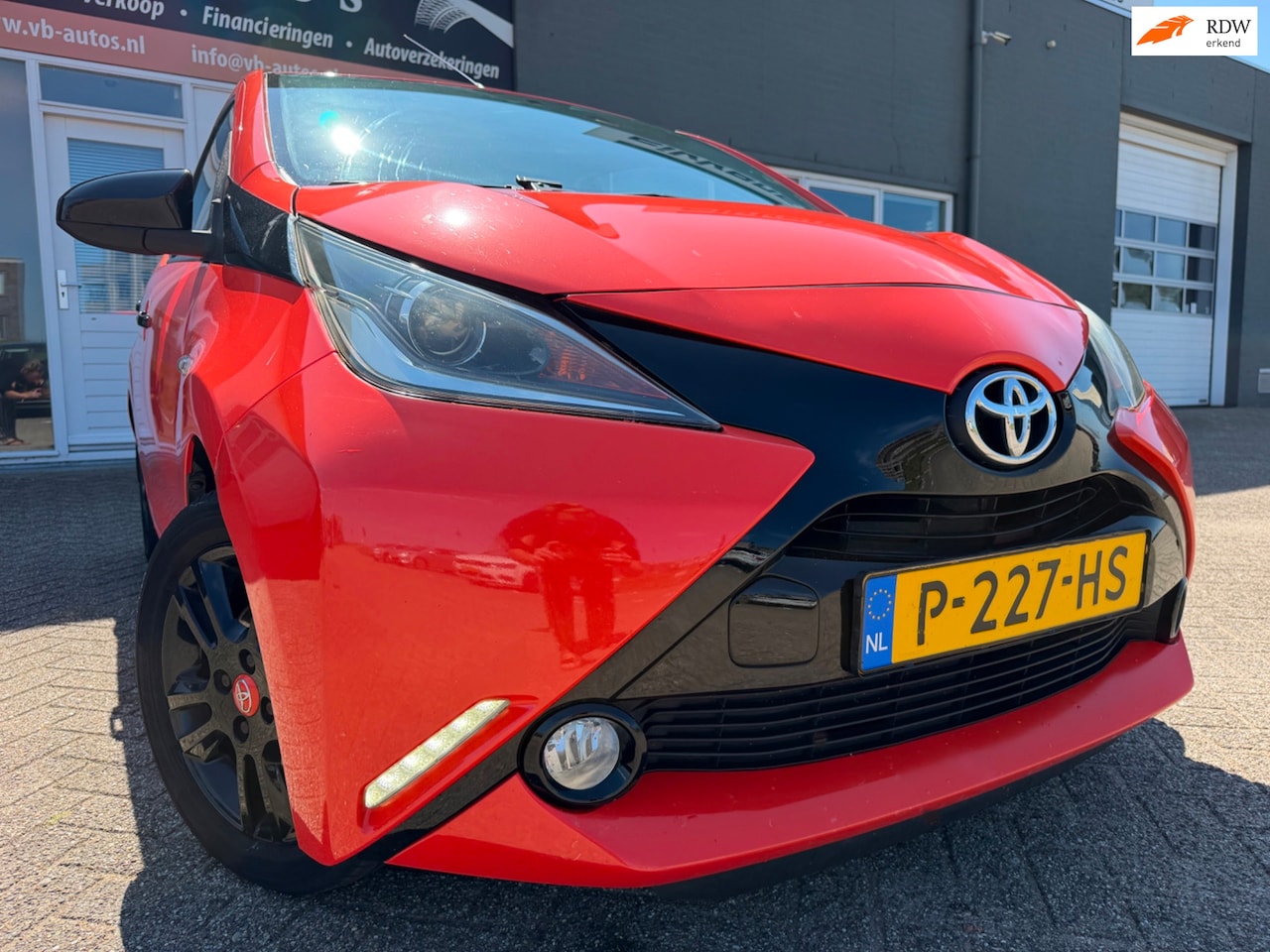 Toyota Aygo - 1.0 VVT-i x-cite 5 drs met parkeercamera met bluetooth telefoon en cruise controle en airc - AutoWereld.nl