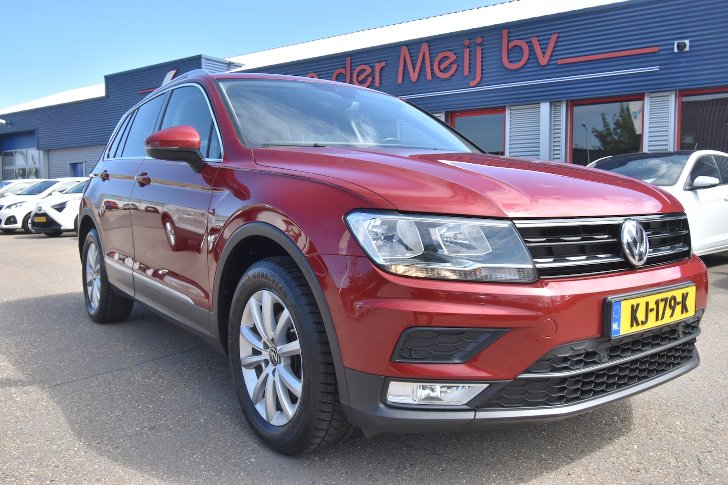 Volkswagen Tiguan - 1.4 TSI Connected Series 1.4 TSI Connected Series , CLIMATRONIC , V STOEL VERW , PDC V+A , LMV17 , NAVI , - AutoWereld.nl