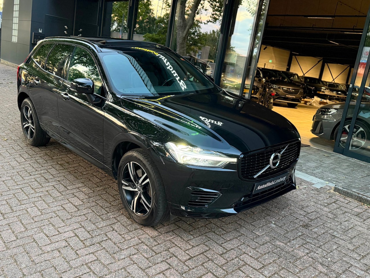 Volvo XC60 - 2.0 Recharge T6 AWD R-Design|Pano|Camera|CarPlay|Zwart-Zwart - AutoWereld.nl