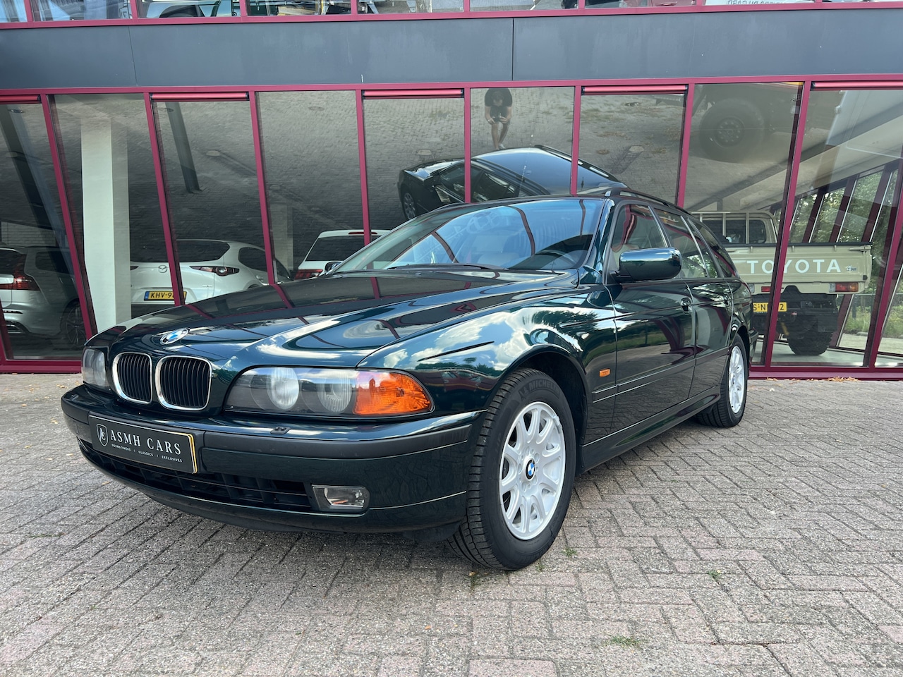 BMW 5-serie Touring - 528i Executive | Uniek exemplaar! | 1e eig. | Org. NL | Dubbel glas | Oxfordgreen | Comple - AutoWereld.nl