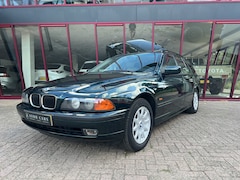BMW 5-serie Touring - 528i Executive | Uniek exemplaar | 1e eig. | Org. NL | Dubbel glas | Oxfordgreen | Complee