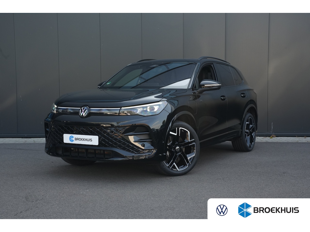 Volkswagen Tiguan - 1.5 eHybrid R-Line Edition 272PK | Panoramadak | Trekhaak | Apple Carplay | - AutoWereld.nl