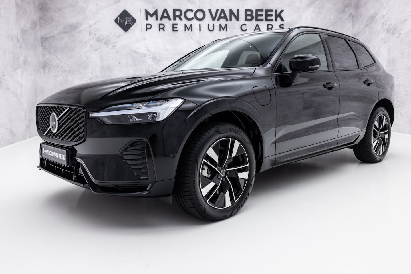 Volvo XC60 - 2.0 T6 Plug-in Hybrid AWD Plus Dark | Facelift | Pano | E-Trekhaak | Head-Up - AutoWereld.nl