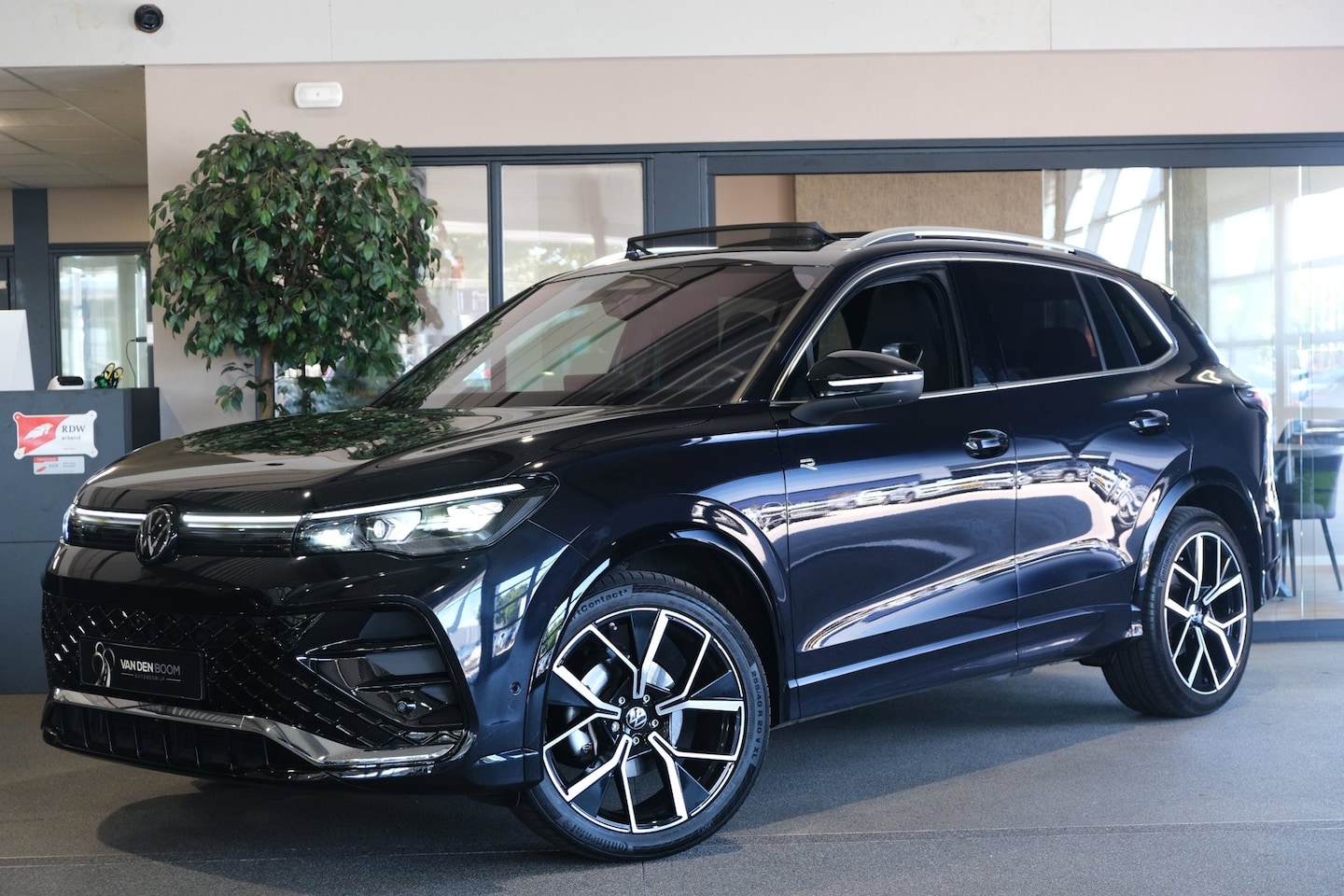 Volkswagen Tiguan - 1.5 eTSI 2x R-Line DSG Pano IQ Matrix Trekhaak 360Cam HuD Virtual H&K - AutoWereld.nl