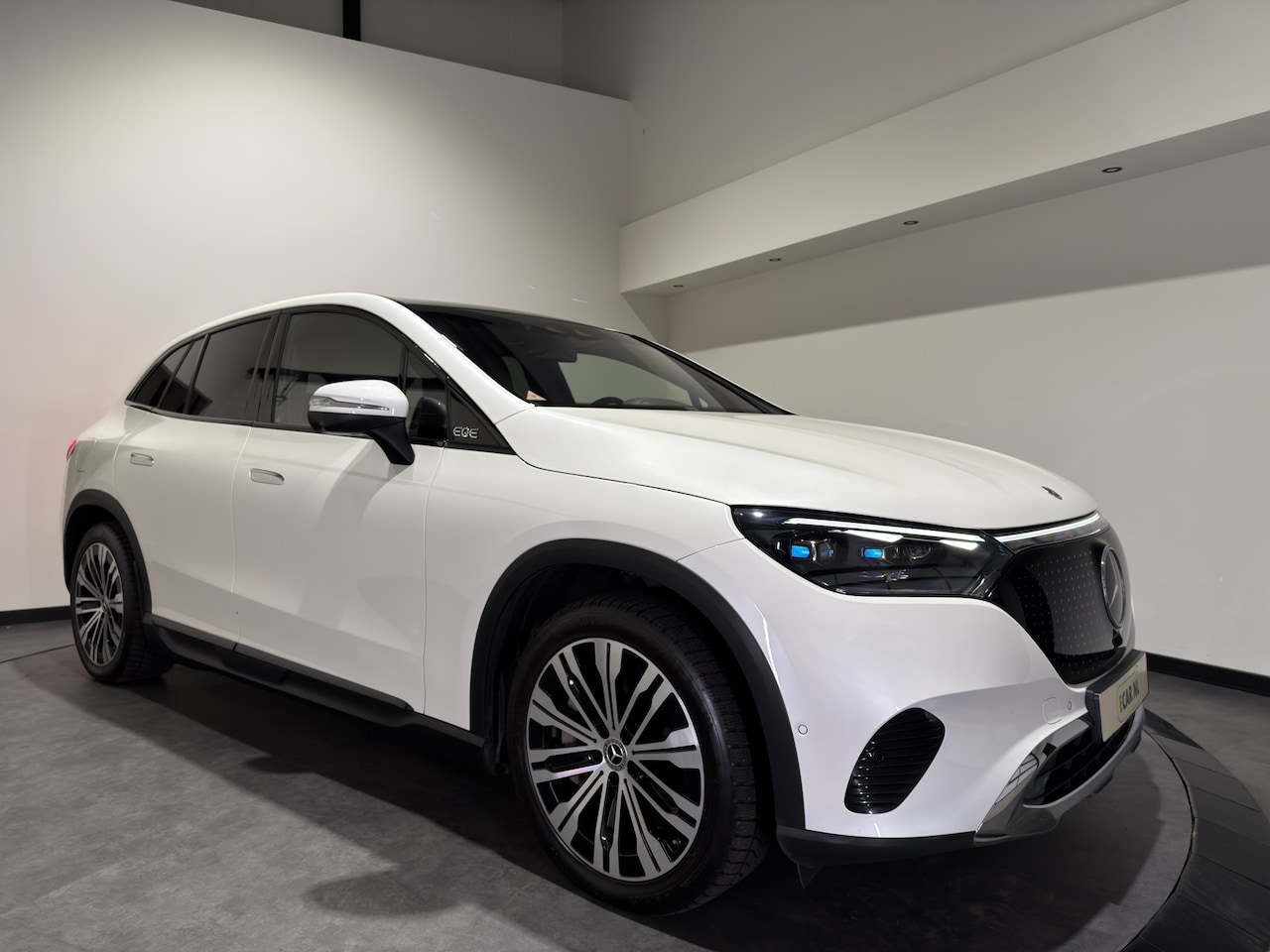 Mercedes-Benz EQE SUV - 350 4Matic Electric Art 91 kWh | Trekhaak | Matrix LED | Panodak | achterasbesturing | HUD - AutoWereld.nl