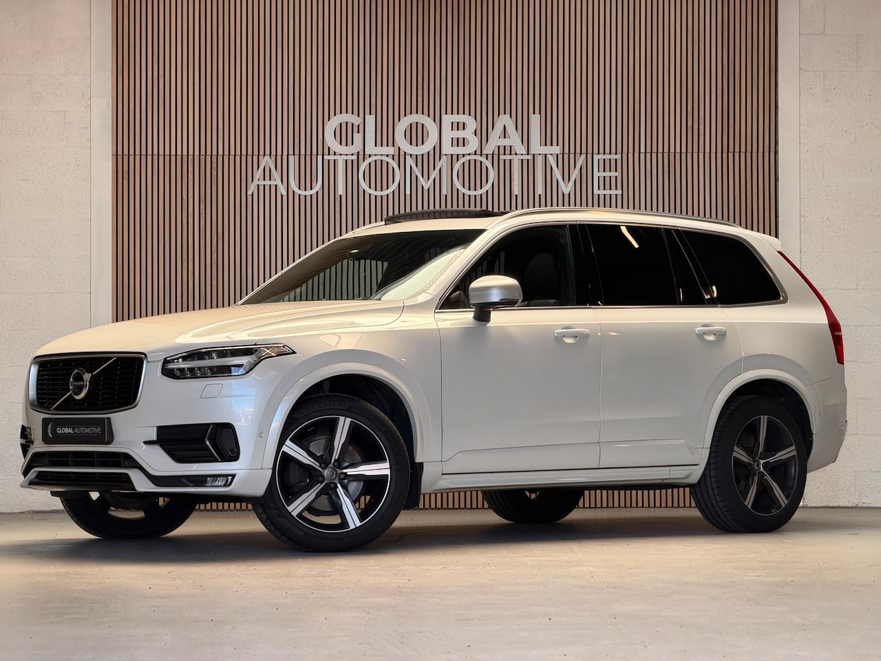 Volvo XC90 - 2.0 D5 AWD R-Design - BOWERS & WILKINS - 7 PERSOONS - PANORAMDAK - TREKHAAK - LEDER - AutoWereld.nl