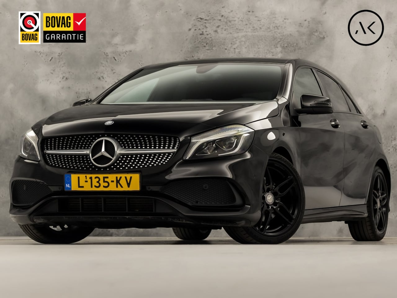 Mercedes-Benz A-klasse - 180 AMG Night Edition Automaat (NAVIGATIE, LEDER/ALCANTARA, DIAMOND GRILL, STOELVERWARMING - AutoWereld.nl