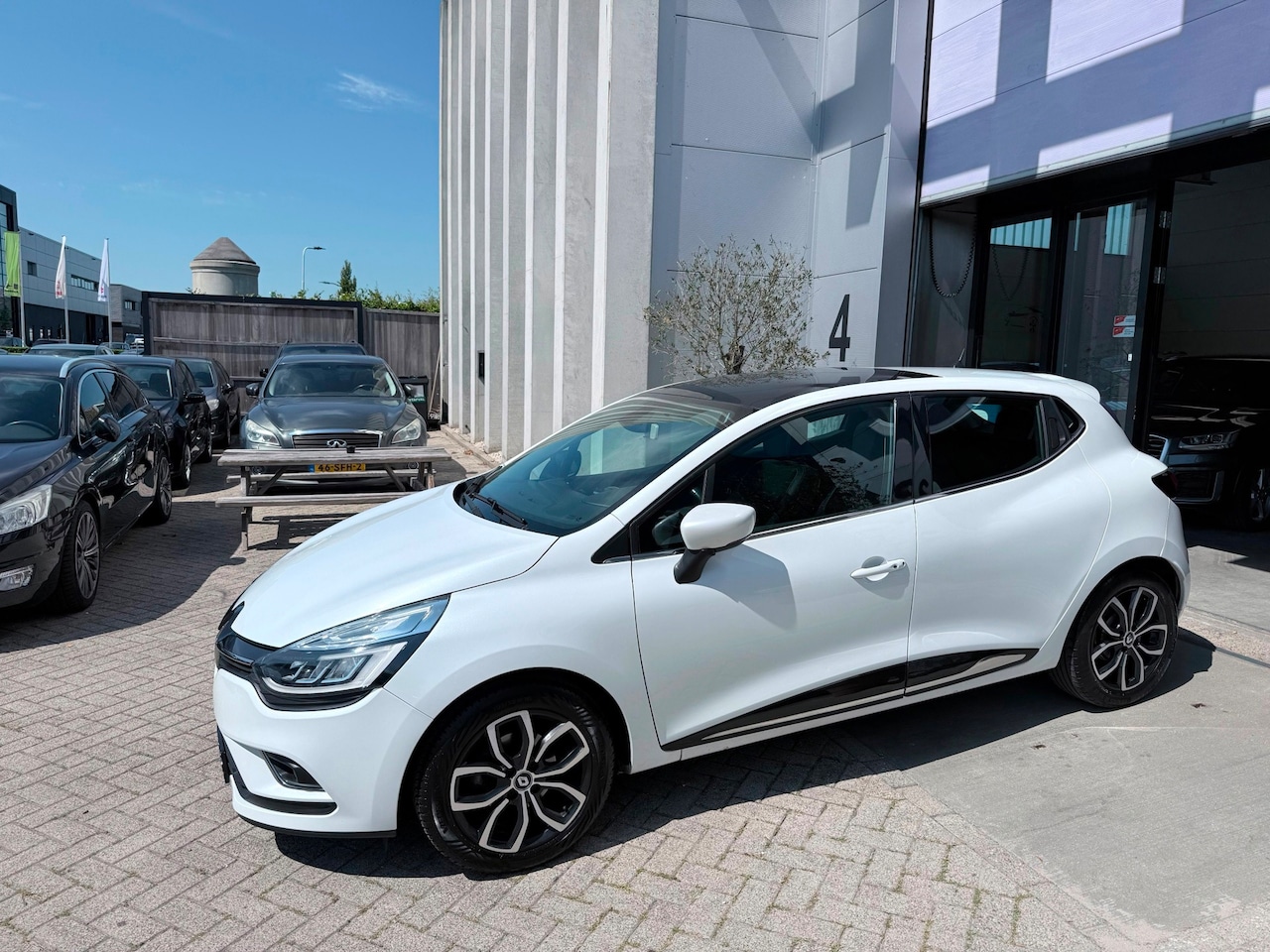 Renault Clio - 0.9 TCe PANO! LED! CARPLAY! LEER! NAP! INRUIL MOGELIJK! - AutoWereld.nl