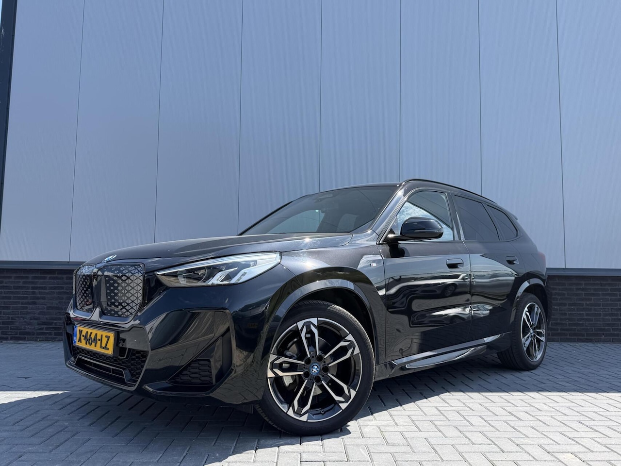 BMW iX1 - eDrive20 67 kWh - M-Sport Pro - Pano - Vol leer - AutoWereld.nl