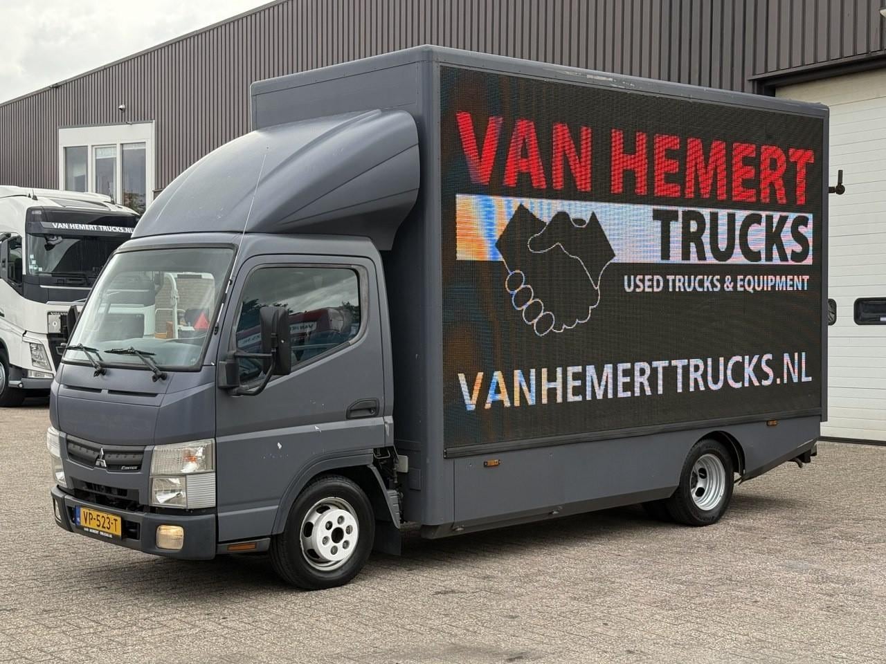 Fuso Canter - Mitsubishi 3500 kg / 2 x LED scherm / TV scherm / Tekstwagen / Afbeelding op zijkant / Vid - AutoWereld.nl