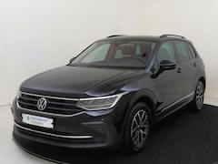 Volkswagen Tiguan - 1.5 TSI Life | Trekhaak | Achteruitrijcamera | ErgoActive voorstoelen | Stoel- en stuurwie