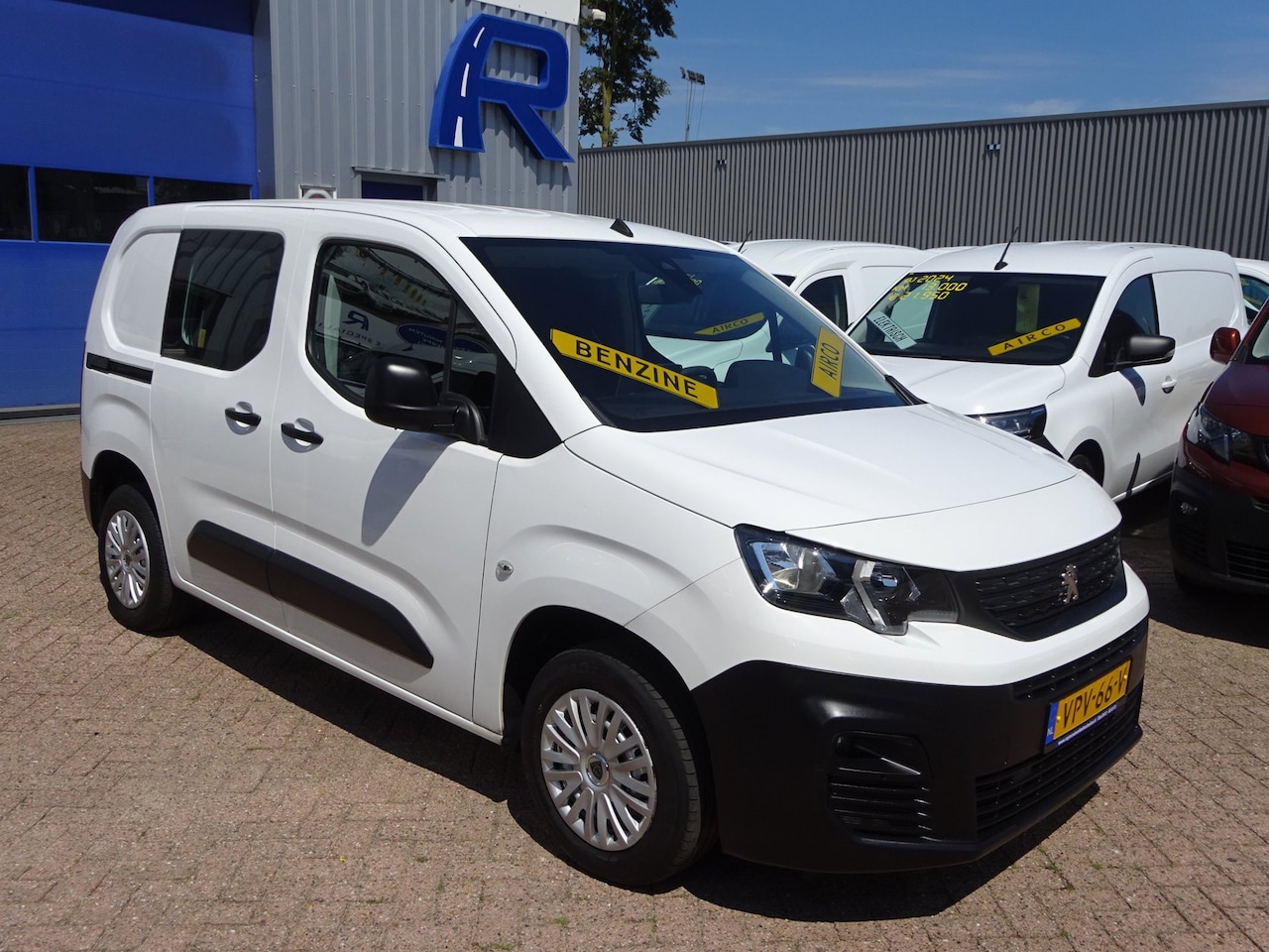 Peugeot Partner - 1.2 PureTech Pro BENZINE AIRCO NAVI CRUISE CONTROL PDC SCHUIFDEUR - AutoWereld.nl