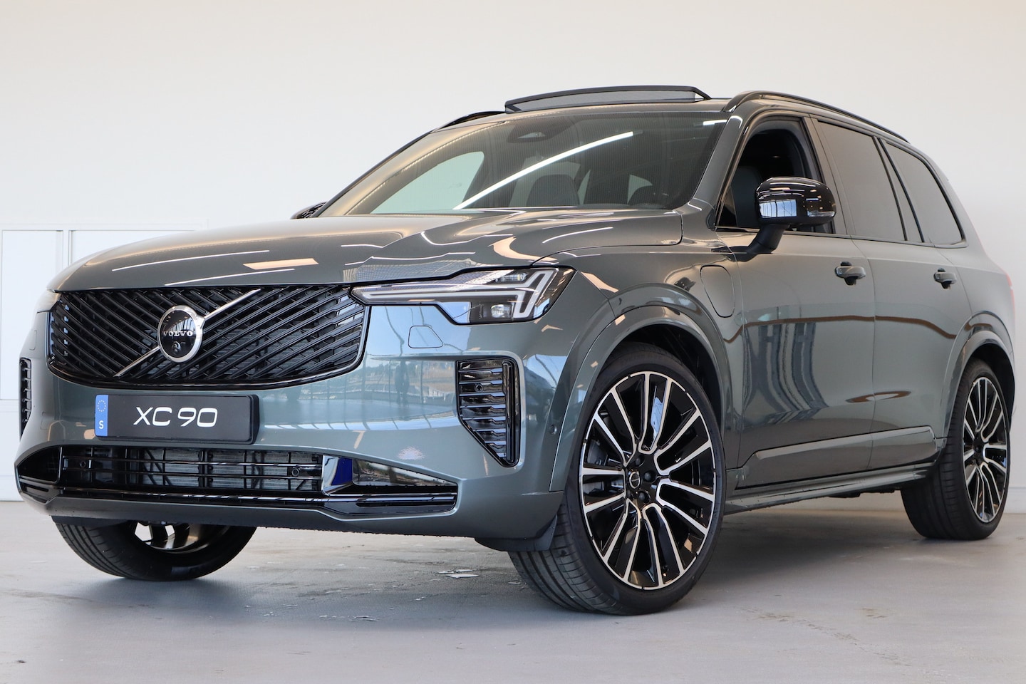 Volvo XC90 - T8 406PK AWD Ultra Dark Executive B&W | 22" | Luchtvering | Massage/ventilatie | Gelam. gl - AutoWereld.nl