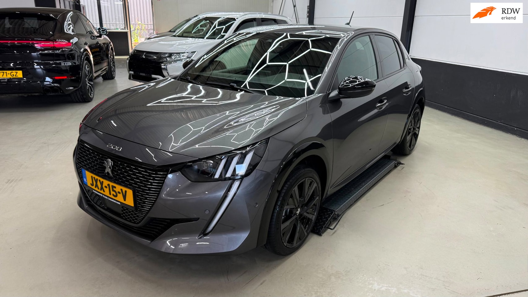 Peugeot 208 - 1.2 GT 3D virtual display, navigatie groot scherm - AutoWereld.nl