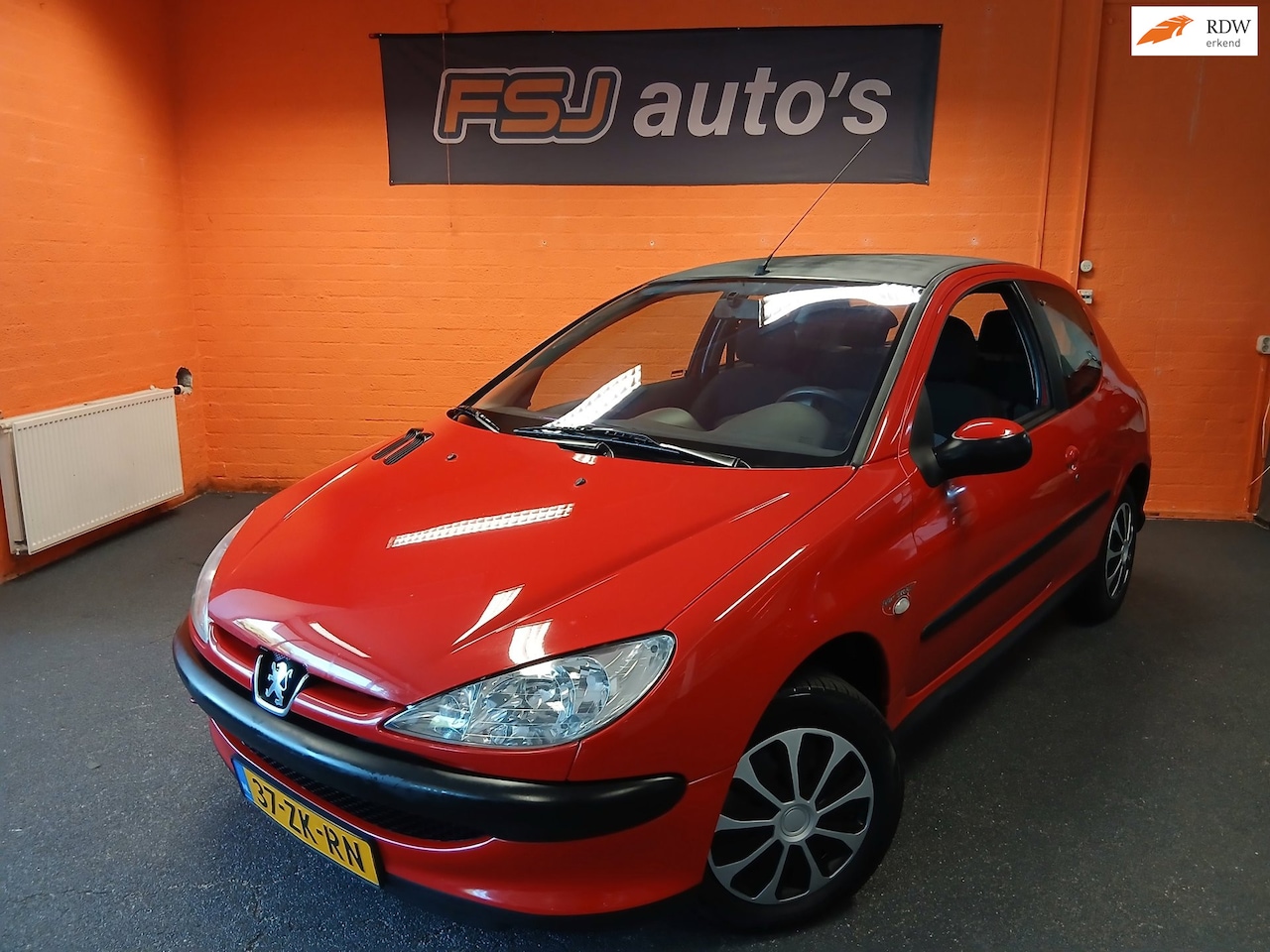 Peugeot 206 - 1.4 / 3 DEURS / X-LINE / AIRCO / APK 23-07-2027!! - AutoWereld.nl