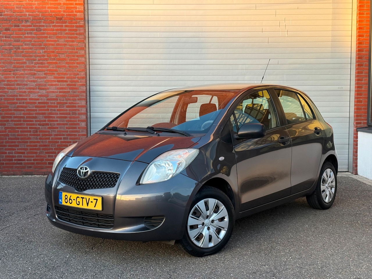 Toyota Yaris - 1.3 VVTi Sol | AIRCO | NEW APK | NAP - AutoWereld.nl