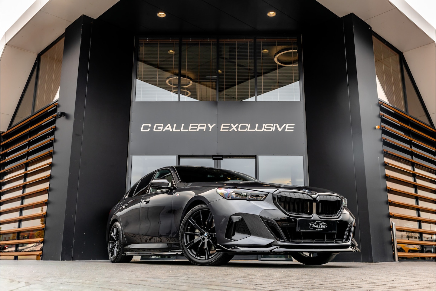 BMW 5-serie - 530e M Sport Edition - Maxton Bodykit | Panorama | H&K | Stoelkoeling | Memory - AutoWereld.nl