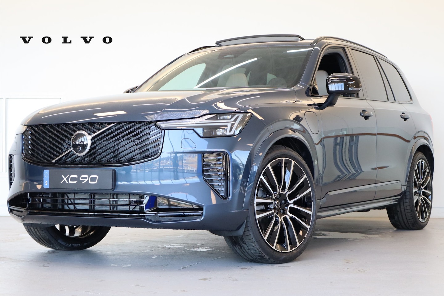 Volvo XC90 - T8 406PK AWD Ultra Dark Executive B&W | 22" | Luchtvering | Massage/ventilatie | Gelaminee - AutoWereld.nl