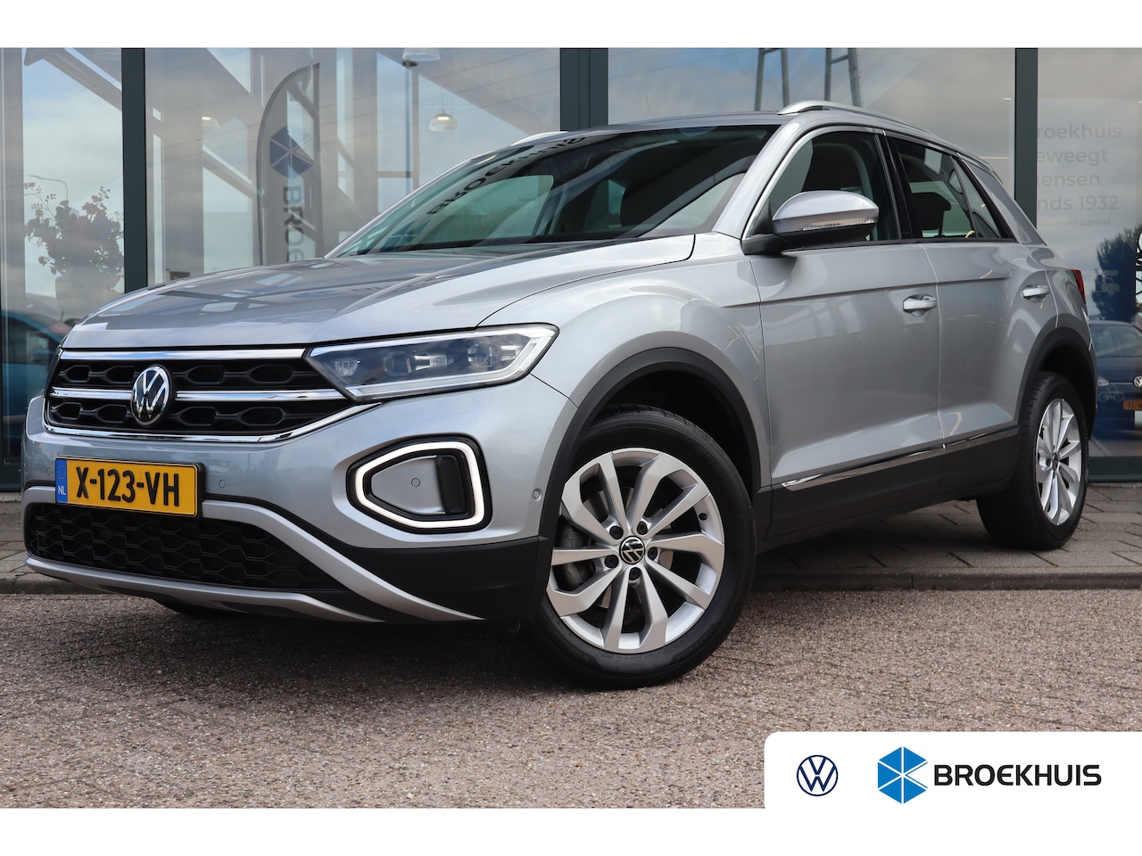 Volkswagen T-Roc - 1.5 TSI Style 150PK TREKHAAK|AUTOMAAT | Achteruitrijcamera standaard | Airco (automatisch) - AutoWereld.nl