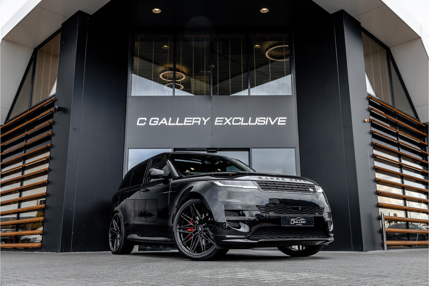 Land Rover Range Rover Sport - 3.0 P510e First Edition - BTW | Panorama | 24 Inch Vossen | Meridian | Luchtvering - AutoWereld.nl