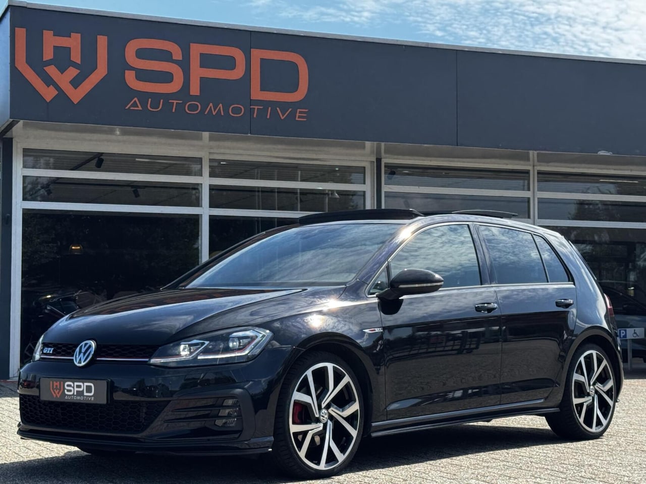 Volkswagen Golf - 2.0 TSI GTI Performance|320PK|Pano|Carpl|LED - AutoWereld.nl