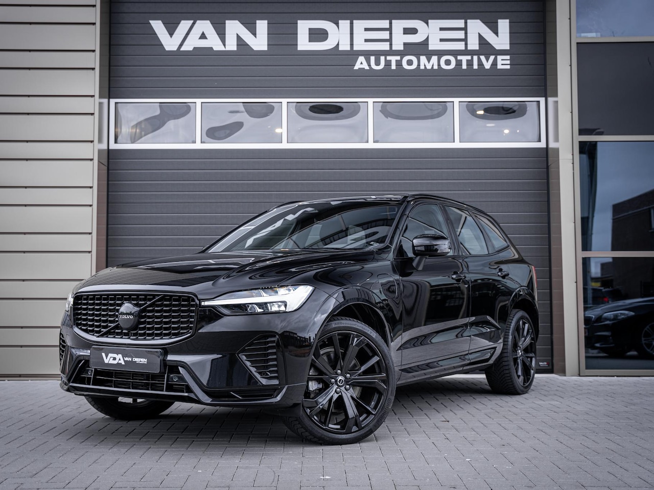 Volvo XC60 - 2.0 T6 Plug-in hybrid AWD Plus Black Edition - Pano l H&K l Mem. l Trekhaak - AutoWereld.nl