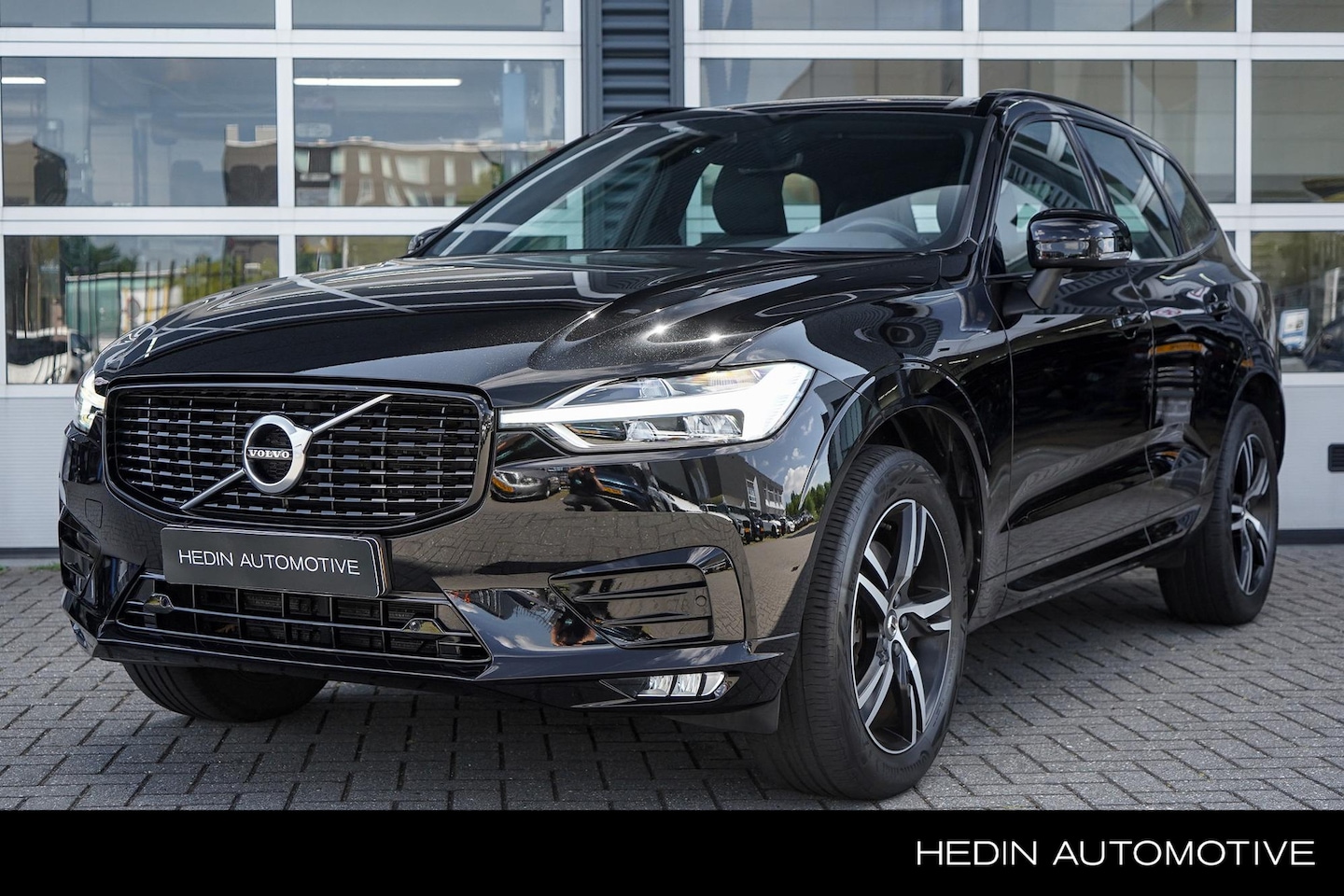 Volvo XC60 - 2.0 B4 R-Design | Parkeercamera | Elektrische sportstoelen met geheugen | Stoel & Stuurver - AutoWereld.nl