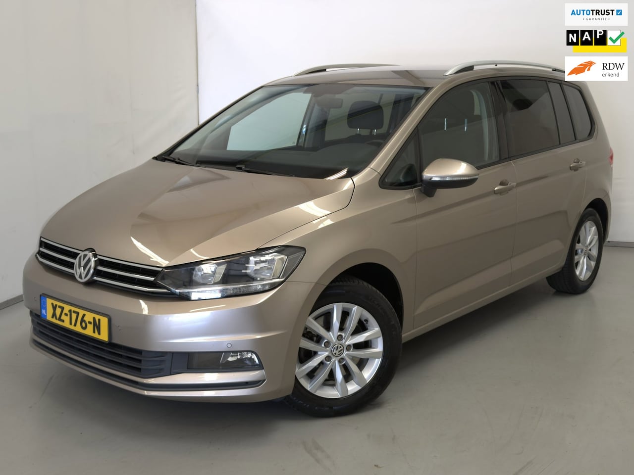 Volkswagen Touran - 1.5 TSI Comfortline / NL-auto / BTW / Massage - AutoWereld.nl