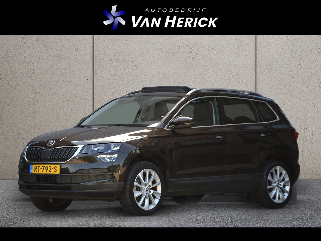 Skoda Karoq - 1.0 TSI Ambition Business | Panoramadak | Stoelverwarming | Navigatie - AutoWereld.nl