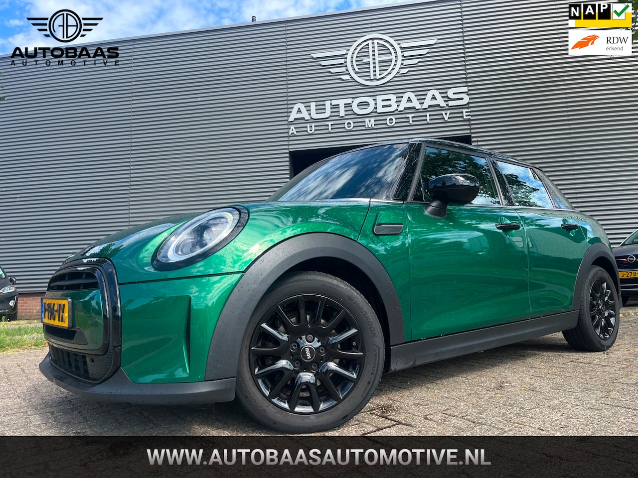MINI 5-Deurs - 1.5 Cooper Business Edition **NW APK** AUTOMAAT+NLAUTO+1EIG+1/2LEDER+FULL LED+NAVIGATIE+SP - AutoWereld.nl