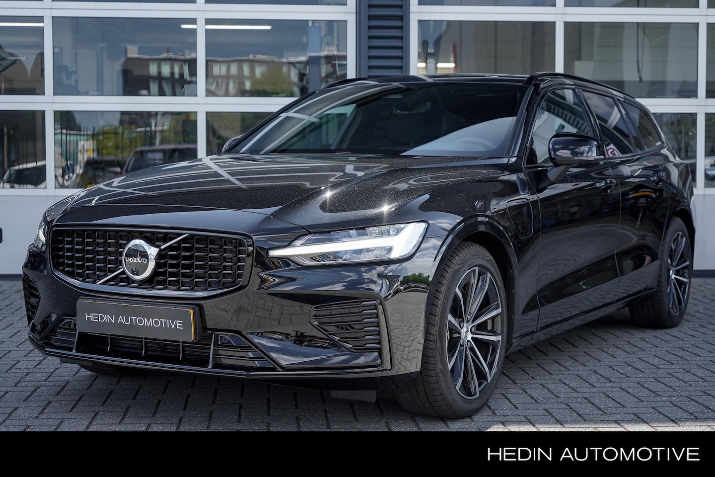 Volvo V60 - 2.0 T8 Plug-in hybrid AWD Plus Dark | Head-Up Display | Panoramadak | Elektrische Stoelen - AutoWereld.nl