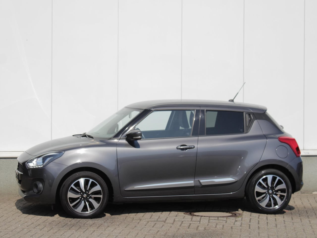 Suzuki Swift - 1.2 Stijl Smart Hybrid | Navi | Adap. Cruise | Camera | Trekhaak - AutoWereld.nl