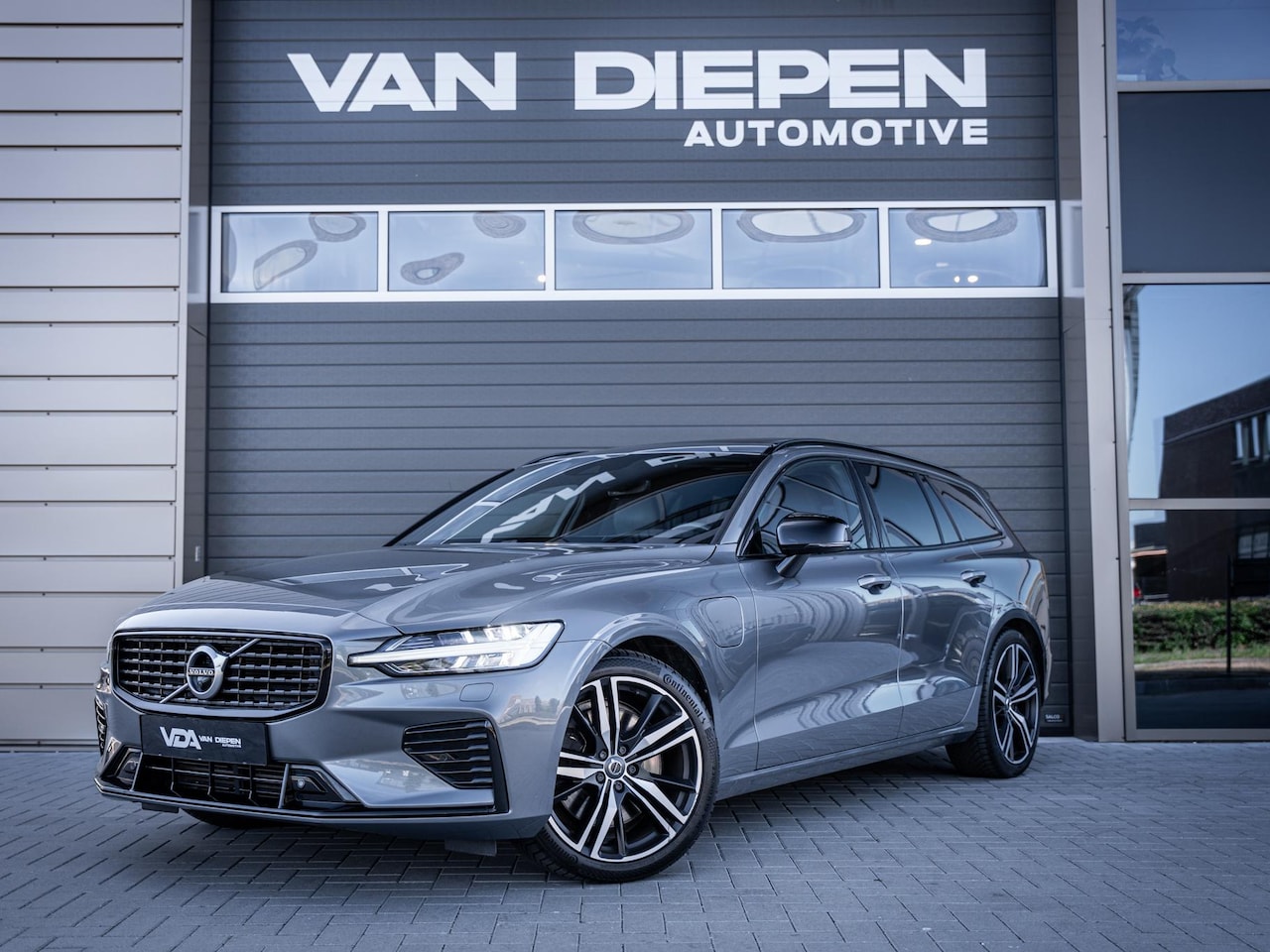 Volvo V60 - 2.0 T8 Recharge AWD Dark R-Design - Pano l HUD l Memory l Hkardon - AutoWereld.nl