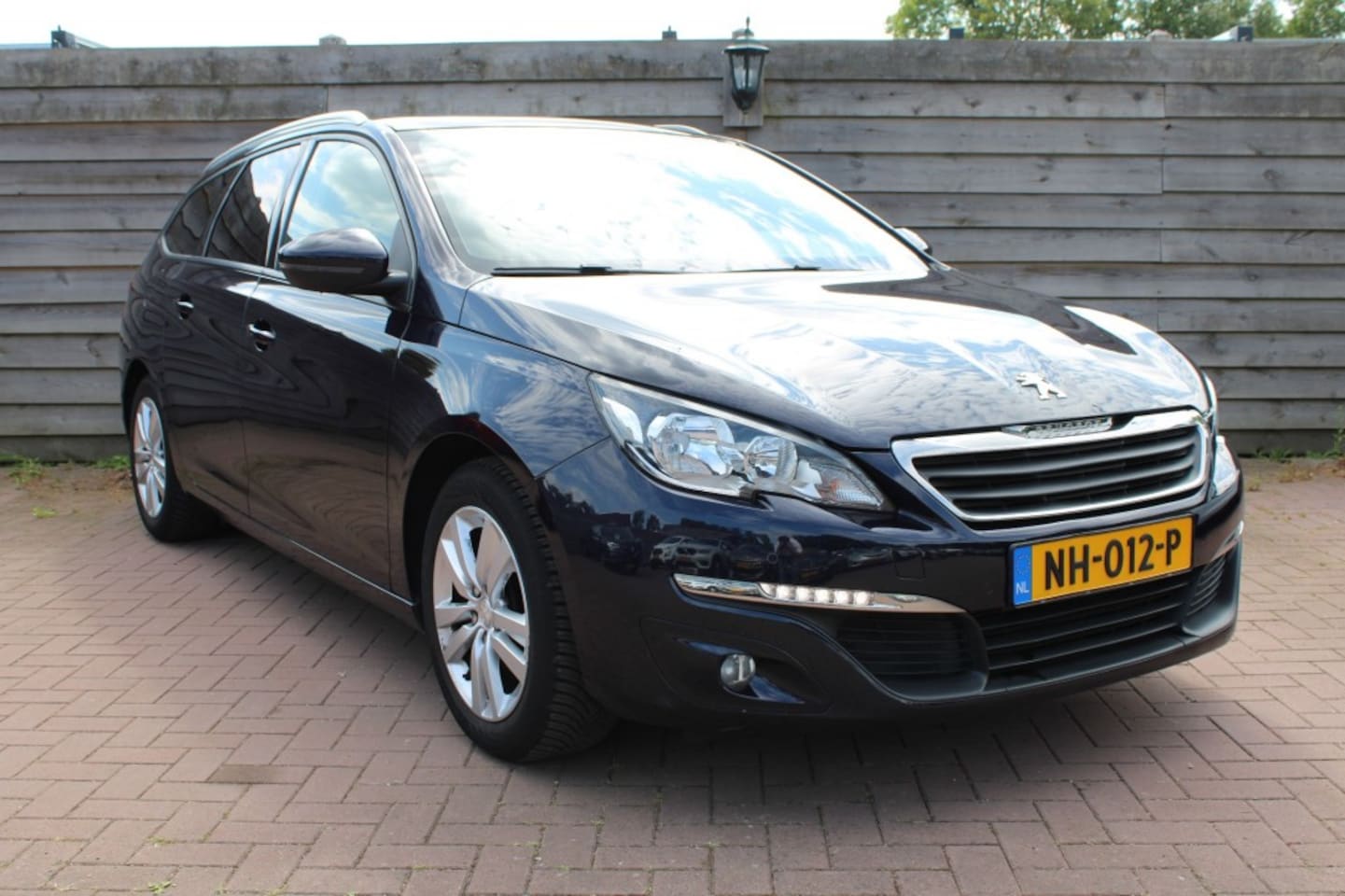 Peugeot 308 - SW 1.2 PureTech 110pk Blue Lease Executive ECC/Cruise/Navi/PDC/Trekhaak - AutoWereld.nl