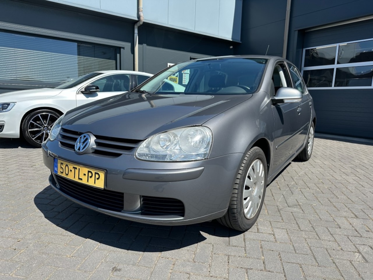 Volkswagen Golf - 1.6 FSI Optive met trekhaak en nieuwe APK! - AutoWereld.nl