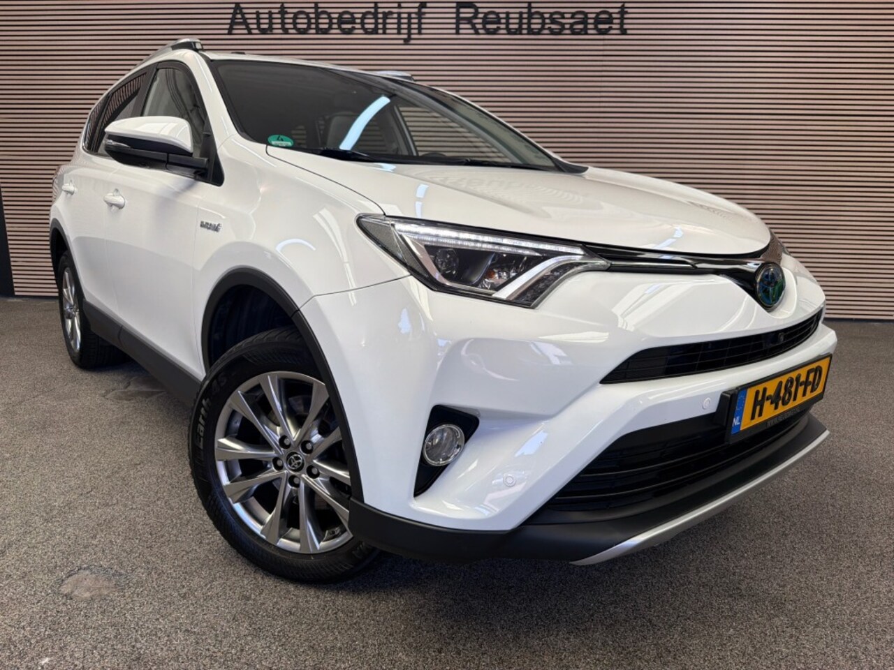 Toyota RAV4 - 2.5 Hybrid AWD Executive Keyless Leder Panodak 360Camera Incl 12Mnd Garantie - AutoWereld.nl