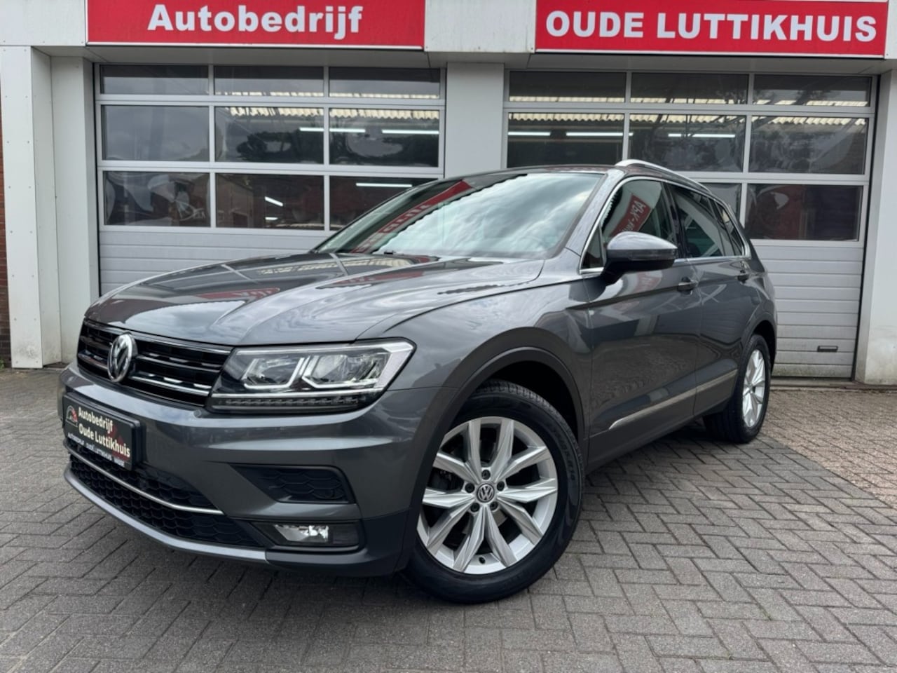 Volkswagen Tiguan - 1.4TSI 150PK DSG Highline Virtual Full-Led ACC Keyless Navi Trekhaak - AutoWereld.nl