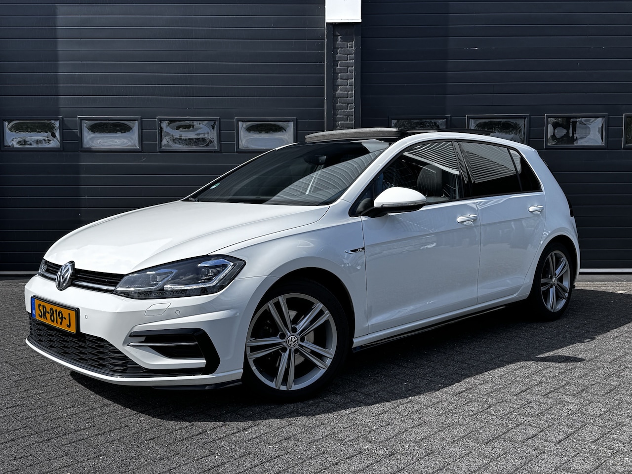 Volkswagen Golf - 1.5 TSI 150PK Highline Business R-line Automaat | Pano | Virtual | ACC | Camera | €16.950, - AutoWereld.nl