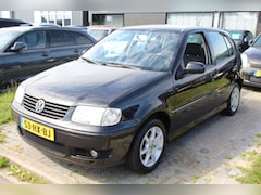 Volkswagen Polo - 1.4 Master Edition Zwart 5-Deurs 142.000km NAP Distributie vervangen bij 135.000km APK 202