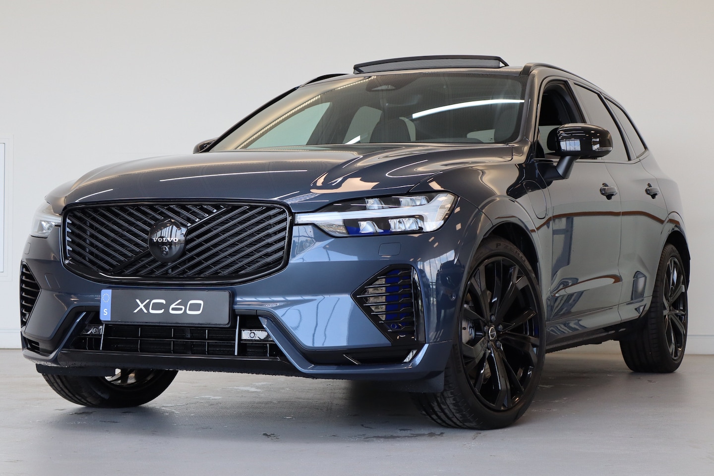 Volvo XC60 - T8 406PK AWD Ultra Dark Black Ed. | Executive | Luchtvering | B&W | 22" | Massage | HUD - AutoWereld.nl