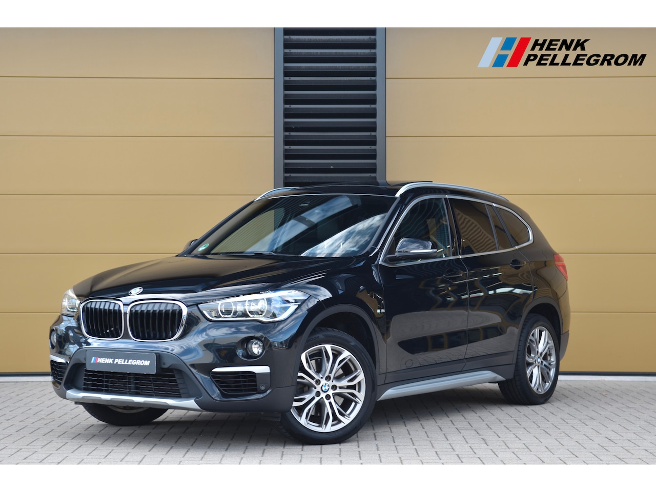 BMW X1 - sDrive20i Orange Edition III * Trekhaak * Schuifdak * Head-up * LED * Stuurverwarming * - AutoWereld.nl