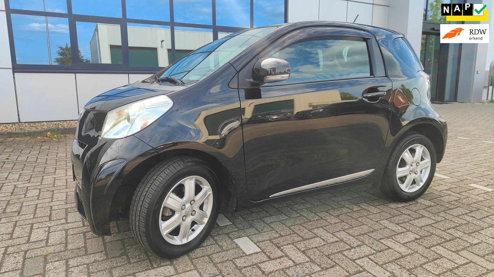 Toyota iQ - 1.0 VVTi Black Edition 1.0 VVTi Black Edition - AutoWereld.nl