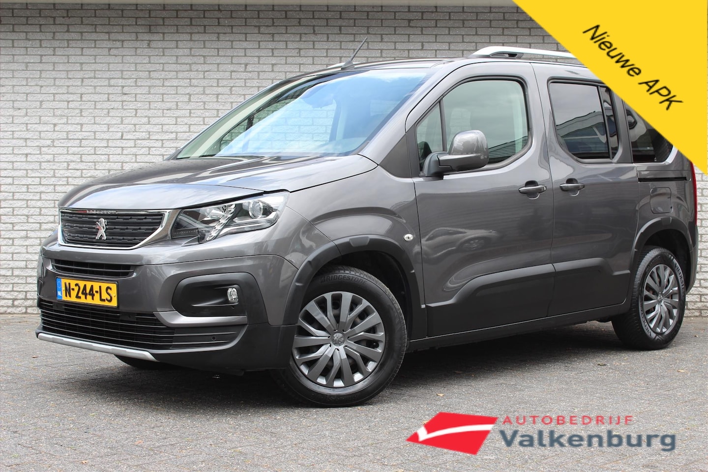 Peugeot Rifter - 1.2 PureTech Allure 5P | 2x schuifdeur | Camera | Trekhaak | Carplay | PDC | Cruise | Navi - AutoWereld.nl