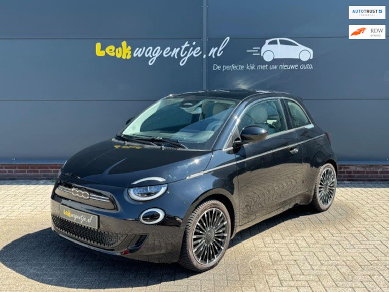Fiat 500e - La Prima 42 kWh *pano *leder *camera *alle opties - AutoWereld.nl