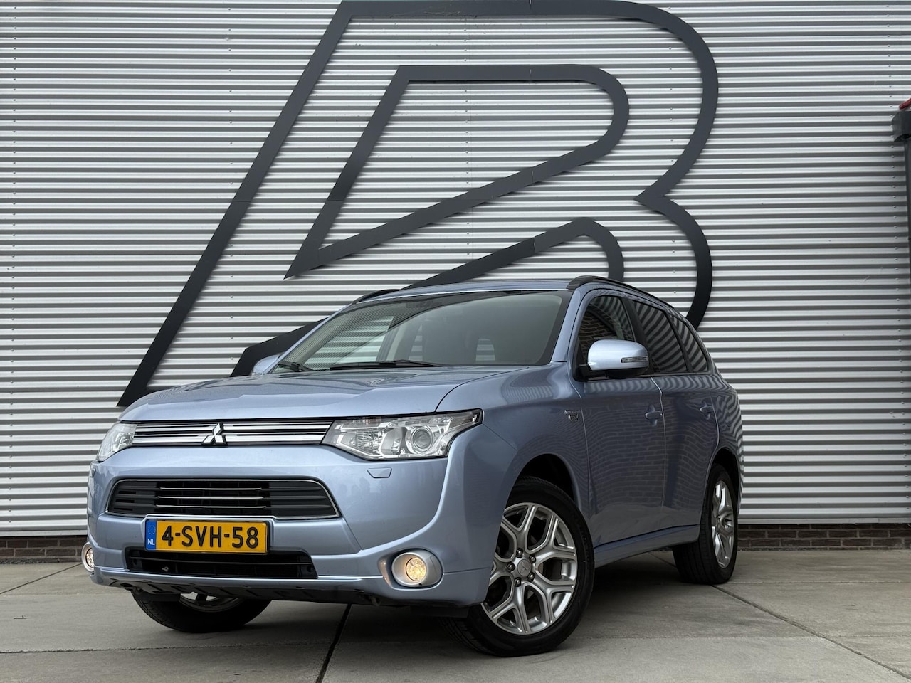 Mitsubishi Outlander - 2.0 PHEV instyle 2e Eigenaar|Pano|Trekhaak|Stoelverw|Camera|Cruise|Clima|Navi|Elek achterk - AutoWereld.nl